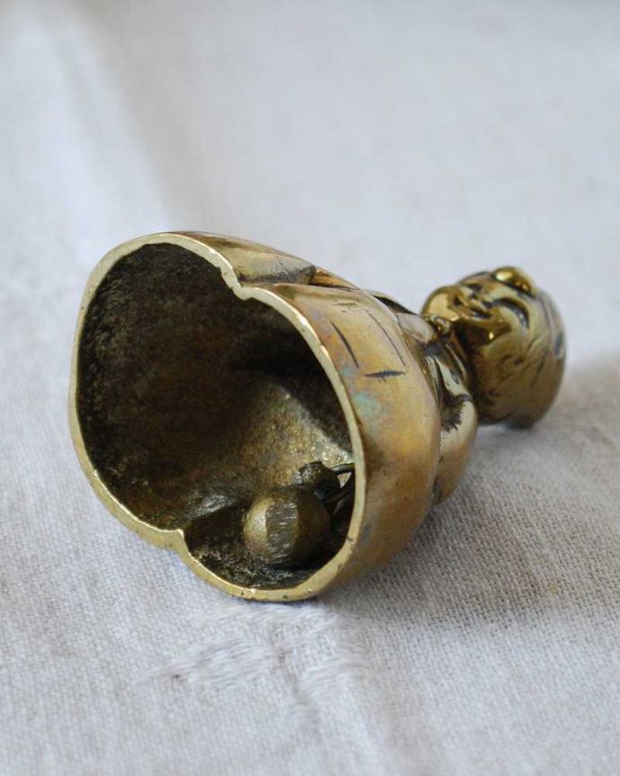 アンティーク 真鍮の雑貨 アンティーク雑貨 ディスプレイにも映える、イギリスアンティークの真鍮ベル。キレイな音を奏でてくれますアンティークなので多少のキズやカケがある場合はありますが、きちんと鳴ります。(m-2578-z)