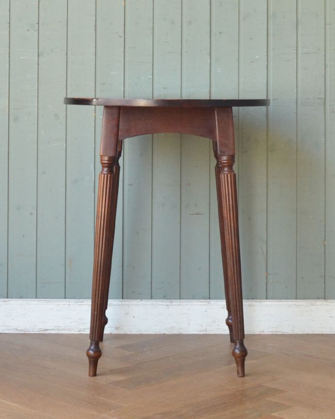 アンティークのテーブル　アンティーク家具　真ん丸天板のオケージョナルテーブル、オーク材のアンティーク家具。クルッと回転。(m-258-f-2)