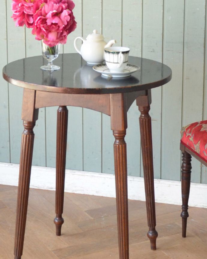 アンティークのテーブル　アンティーク家具　真ん丸天板のオケージョナルテーブル、オーク材のアンティーク家具。細くてしなやかな･･･品格ある立ち姿上品でまるで貴婦人のような立ち姿。(m-258-f-2)