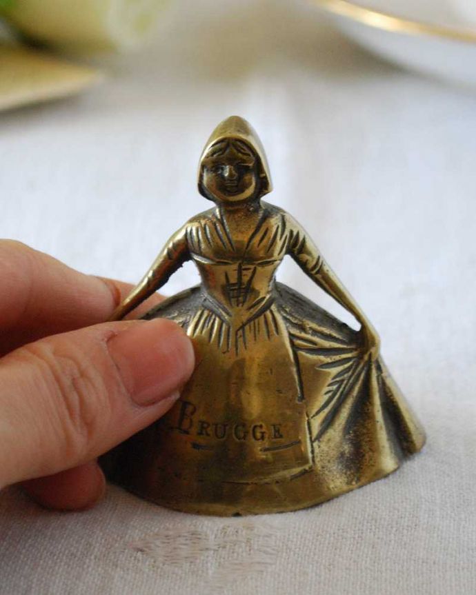 アンティーク 真鍮の雑貨　アンティーク雑貨　スカートを広げたかわいい立ち姿、アンティークの真鍮ベル。キレイな音を奏でてくれますモチーフや大きさもいろいろ。(m-2580-z)