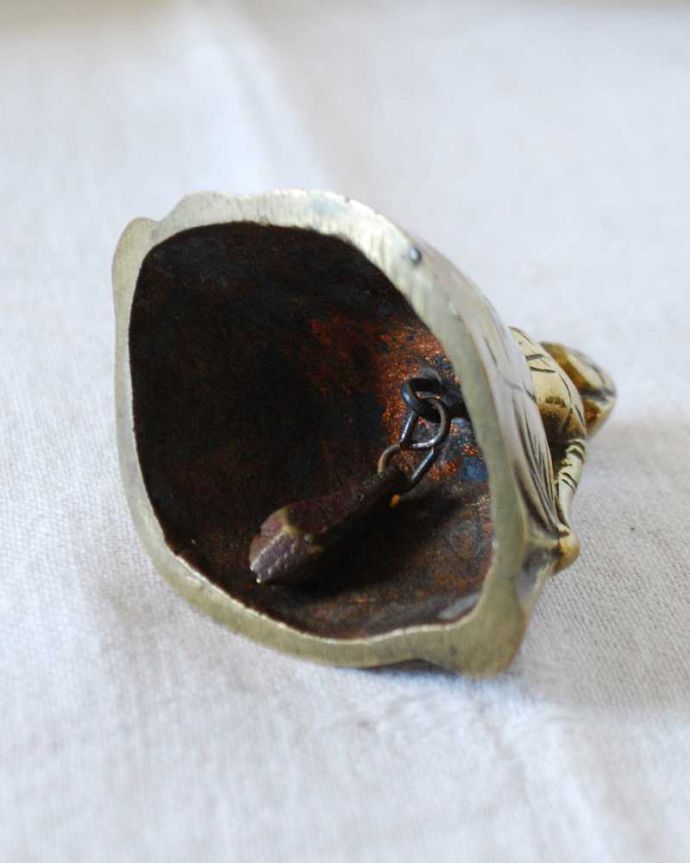 アンティーク 真鍮の雑貨　アンティーク雑貨　スカートを広げたかわいい立ち姿、アンティークの真鍮ベル。キレイな音を奏でてくれますアンティークなので多少のキズやカケがある場合はありますが、きちんと鳴ります。(m-2580-z)