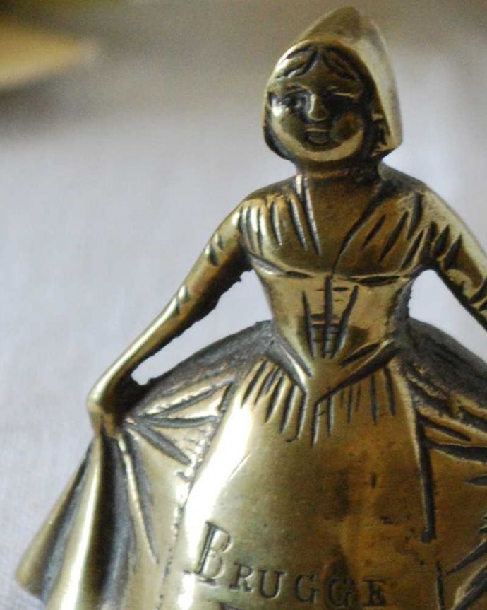 アンティーク 真鍮の雑貨　アンティーク雑貨　スカートを広げたかわいい立ち姿、アンティークの真鍮ベル。美しい真鍮で出来たベル使用人を呼ぶために日常的に使われていたベル。(m-2580-z)