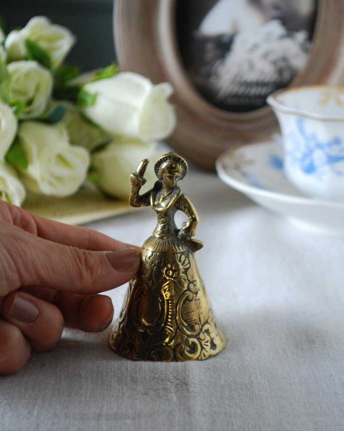 アンティーク 真鍮の雑貨　アンティーク雑貨　上品な貴婦人が優雅なディナーベル、真鍮製のアンティーク雑貨。キレイな音を奏でてくれますモチーフや大きさもいろいろ。(m-2581-z)