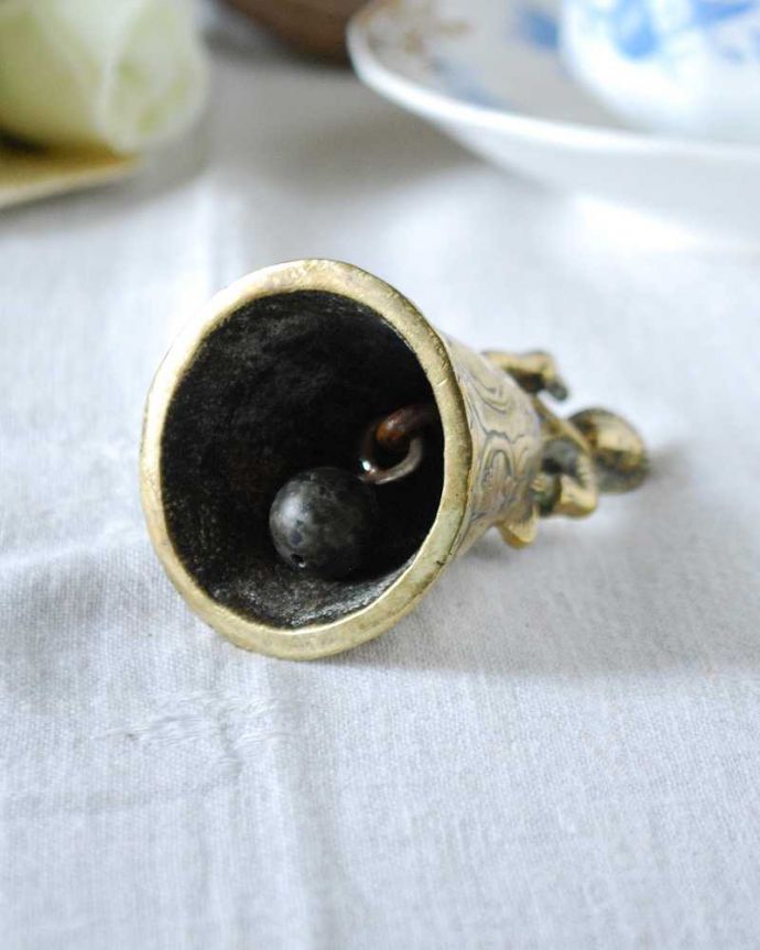 アンティーク 真鍮の雑貨　アンティーク雑貨　上品な貴婦人が優雅なディナーベル、真鍮製のアンティーク雑貨。キレイな音を奏でてくれますアンティークなので多少のキズやカケがある場合はありますが、きちんと鳴ります。(m-2581-z)