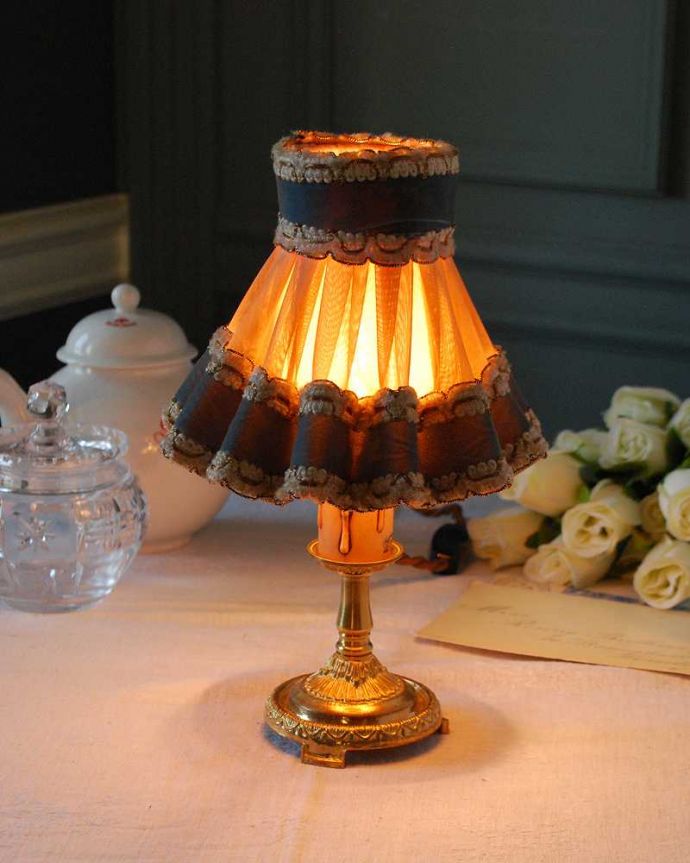 シャンデリア球のシェード　照明・ライティング　女性らしい刺繍がエレガントなフランスのアンティーク布シェード。アンティークのシェードからの柔らかな灯り電球に被せるだけで、あっという間に柔らかな灯りがお部屋の雰囲気を変化させてくれます。(m-2585-z)