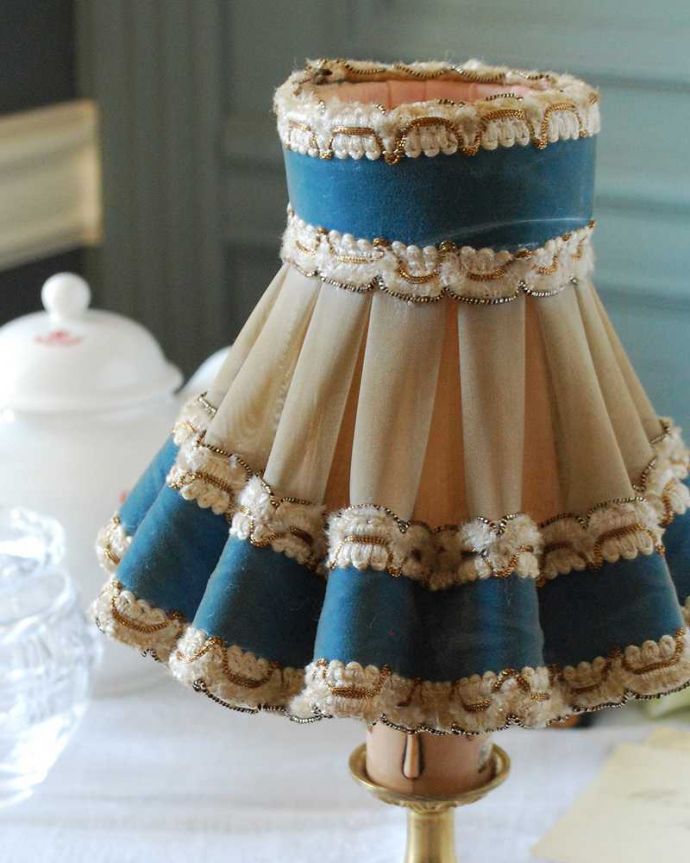 シャンデリア球のシェード　照明・ライティング　女性らしい刺繍がエレガントなフランスのアンティーク布シェード。昼も夜も楽しめる美しさアンティークなので多少のキズや汚れがある場合がありますがキレイなものを選んできました。(m-2585-z)