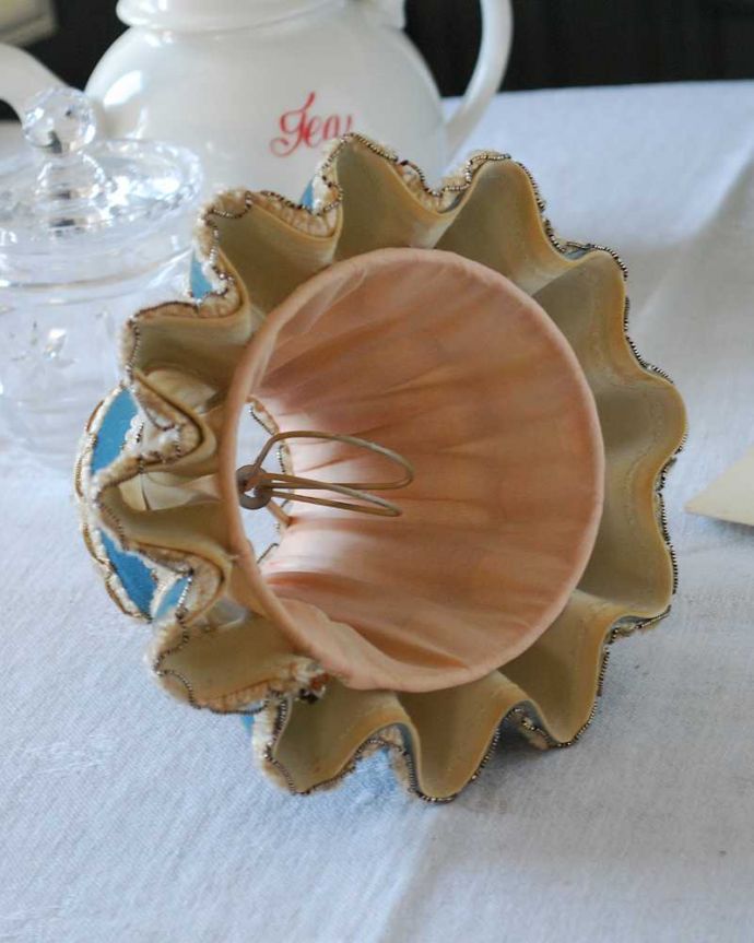 シャンデリア球のシェード　照明・ライティング　女性らしい刺繍がエレガントなフランスのアンティーク布シェード。裏側は･･･電球に被せることが出来るクリップタイプになっています。(m-2585-z)