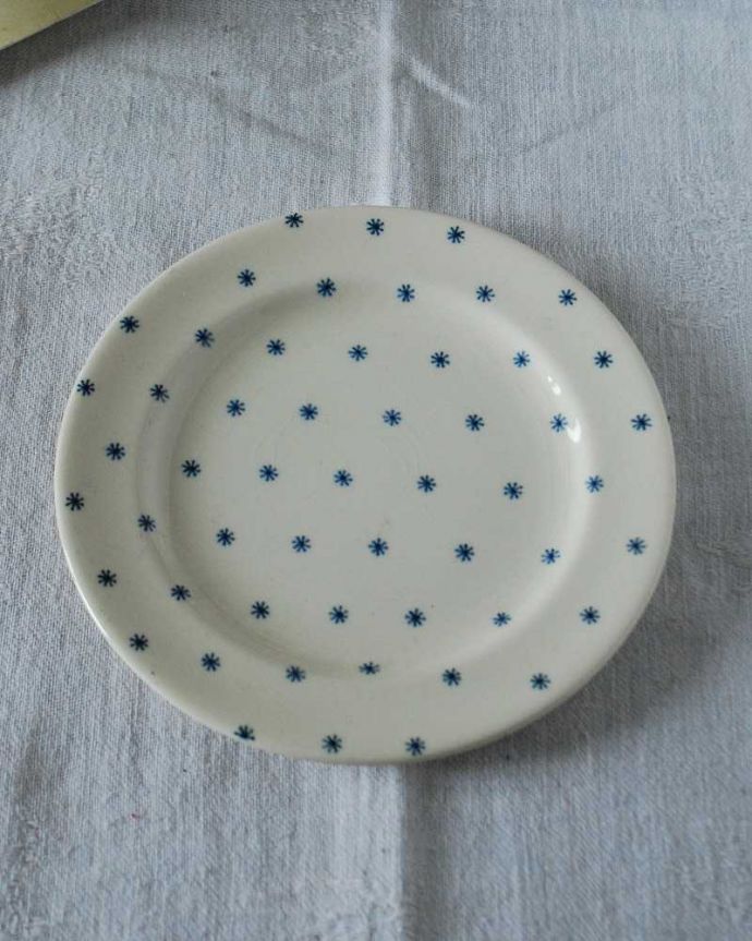 スージークーパー　アンティーク雑貨　ブルーの星が散りばめられた可愛いスター、スージークーパーのアンティークプレート（アスタリスク）。上から見るとこんな感じです状態のいいものだけを選んでいますが、アンティークなのでキズや欠けがある場合があります。(m-2586-z)