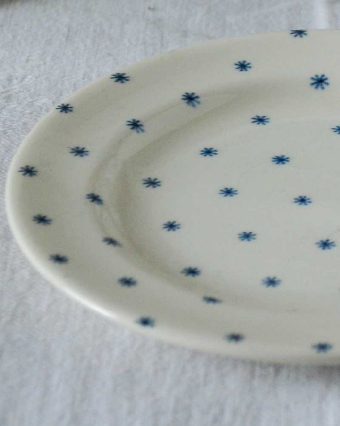 スージークーパー　アンティーク雑貨　ブルーの星が散りばめられた可愛いスター、スージークーパーのアンティークプレート（アスタリスク）。一番使いやすいサイズのパンプレート食事の時、パンを乗せるために使われるプレートは、一番使いやすく実用的な大きさ。(m-2586-z)