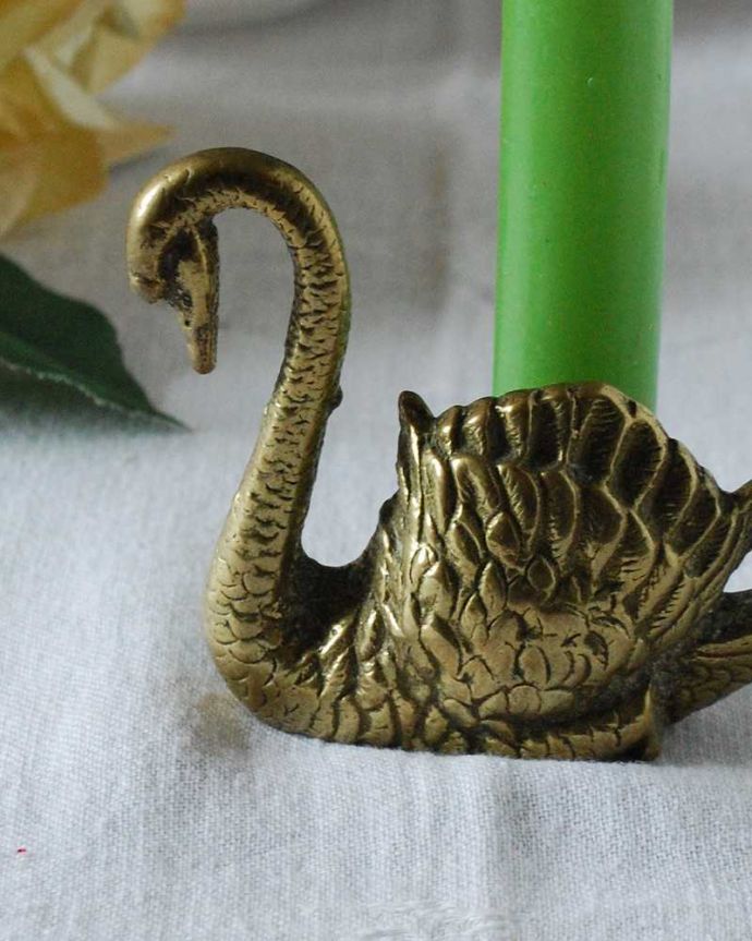 アンティーク 真鍮の雑貨　アンティーク雑貨　英国輸入のアンティーク雑貨、真鍮スワンのオブジェ（キャンドルスタンド）。大切にされてきた白鳥のモチーフ真鍮製なので、使っていくごとに味わい深い色合いに変化していきます。(m-2588-z)