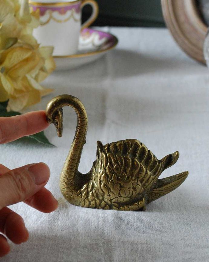 アンティーク 真鍮の雑貨　アンティーク雑貨　英国輸入のアンティーク雑貨、真鍮スワンのオブジェ（キャンドルスタンド）。大きさはこれくらいですコレクションしたくなるくらい、いろんなサイズのものがあります。(m-2588-z)