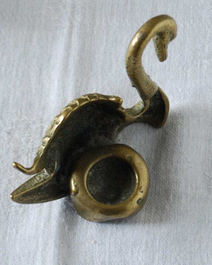 アンティーク 真鍮の雑貨　アンティーク雑貨　英国輸入のアンティーク雑貨、真鍮スワンのオブジェ（キャンドルスタンド）。上から見るとこんな感じですアンティークなので多少のキズ・汚れがある場合がありますが、使用上問題はありませんので、ご了承下さい。(m-2588-z)