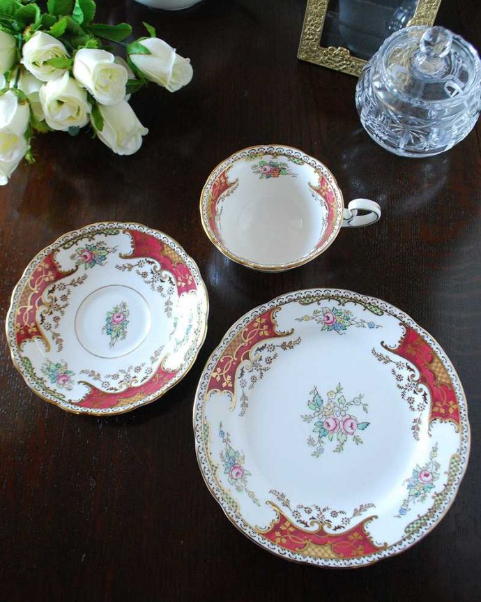 アンティーク 陶磁器の雑貨 アンティーク雑貨 優雅なバラが描かれたラドフォード窯のアンティークカップ&ソーサー(トリオ)。上から見るとこんな感じです状態のいいものだけを選んでいますが、アンティークなのでキズや欠けがある場合があります。(m-2596-z)