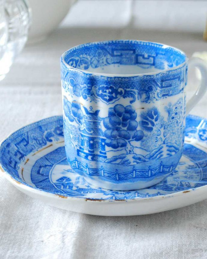 アンティーク 陶磁器の雑貨 アンティーク雑貨 イギリス輸入アンティーク雑貨、ウィローパターンのカップ&ソーサー。飾って使って楽しむ小さなアンティークアンティークでしか手に入れることが出来ない美しい模様のカップ&ソーサー。(m-2611-z)