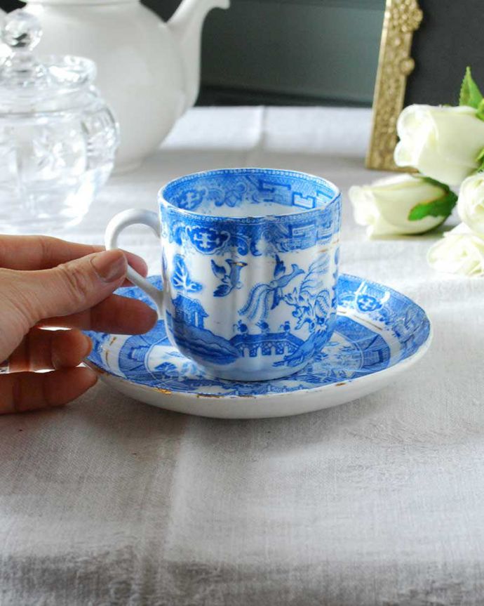 アンティーク 陶磁器の雑貨 アンティーク雑貨 イギリス輸入アンティーク雑貨、ウィローパターンのカップ&ソーサー。お茶の時間をもっと優雅に・・・眺めているだけじゃもったいないので、実用的に使って下さい。(m-2611-z)
