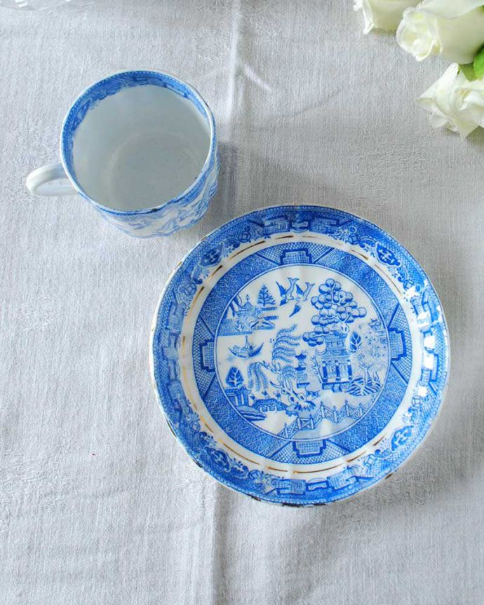 アンティーク 陶磁器の雑貨 アンティーク雑貨 イギリス輸入アンティーク雑貨、ウィローパターンのカップ&ソーサー。上から見るとこんな感じです状態のいいものだけを選んでいますが、アンティークなのでキズや欠けがある場合があります。(m-2611-z)