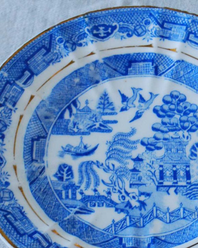 アンティーク 陶磁器の雑貨　アンティーク雑貨　イギリス輸入アンティーク雑貨、英国伝統のデザインウィローパターンプレート。実用的にも飾っても使える華やなアンティークのプレートお料理を盛り付けるためだけのものではなく、お客様をもてなすために観賞用の目的もあったので、アンティークのプレートは、まるで絵画のように美しい模様なんです。(m-2612-z)