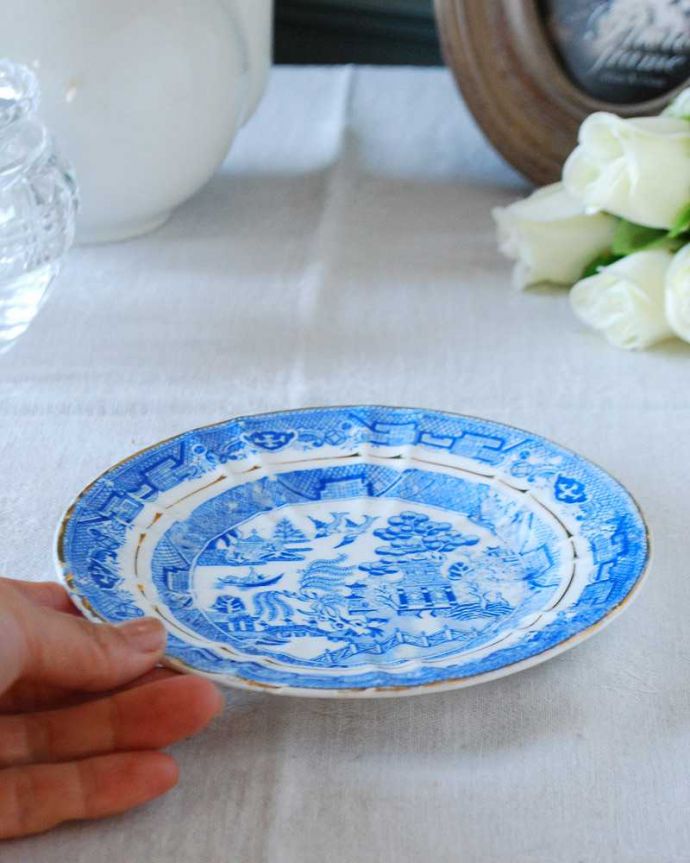 アンティーク 陶磁器の雑貨　アンティーク雑貨　イギリス輸入アンティーク雑貨、英国伝統のデザインウィローパターンプレート。飾って使って楽しむアンティーク実用的に一番使いやすいサイズ。(m-2612-z)