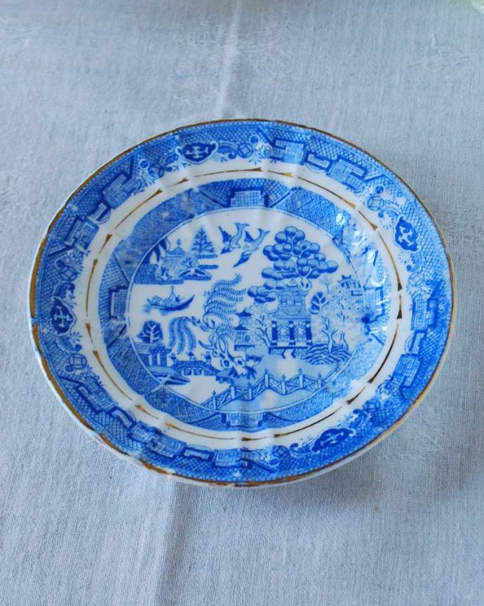 アンティーク 陶磁器の雑貨　アンティーク雑貨　イギリス輸入アンティーク雑貨、英国伝統のデザインウィローパターンプレート。上から見るとこんな感じです状態のいいものだけを選んでいますが、アンティークなのでキズや欠けがある場合があります。(m-2612-z)