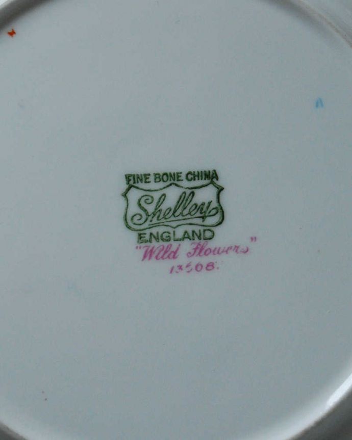 シェ―リー窯 アンティーク雑貨 爽やかなお茶の時間を楽しむアンティーク食器、シェリー窯のカップ&ソーサートリオ。裏側には品質の証1945~1966年製造のシェリーのバックスタンプがあります。(m-2617-z)