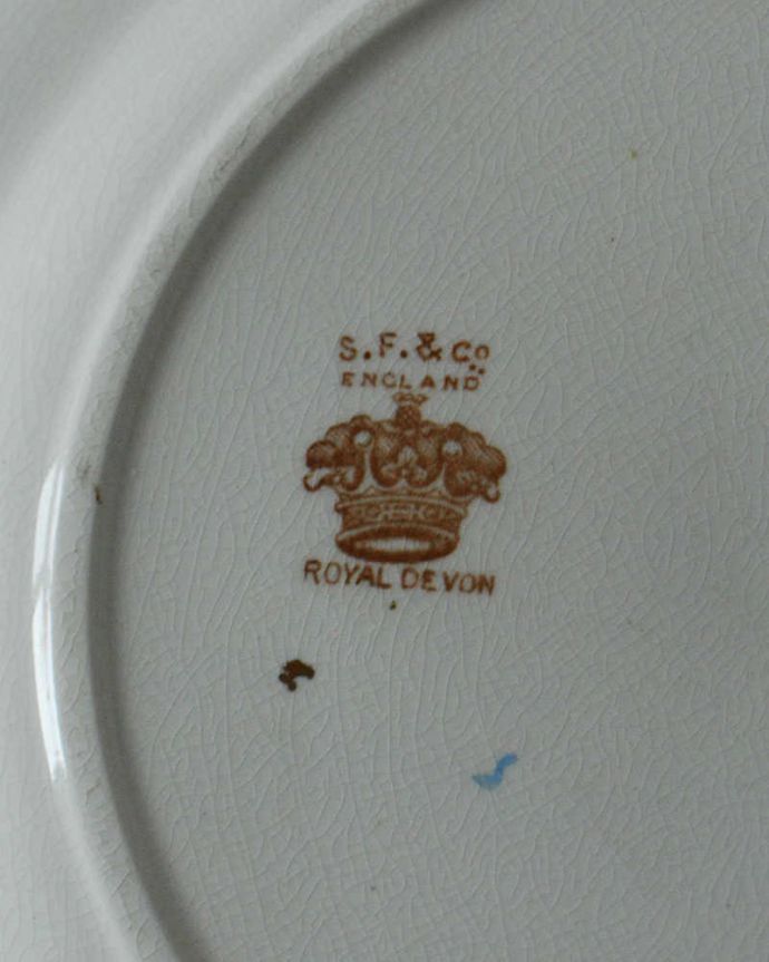 アンティーク 陶磁器の雑貨　アンティーク雑貨　英国輸入の陶磁器、ロイヤルデボン（ROYAL DEVON）のアンティークプレート。裏側には品質の証製造メーカー保証の意味がこもった窯印、ポーセリンマークがあります。(m-2620-z)