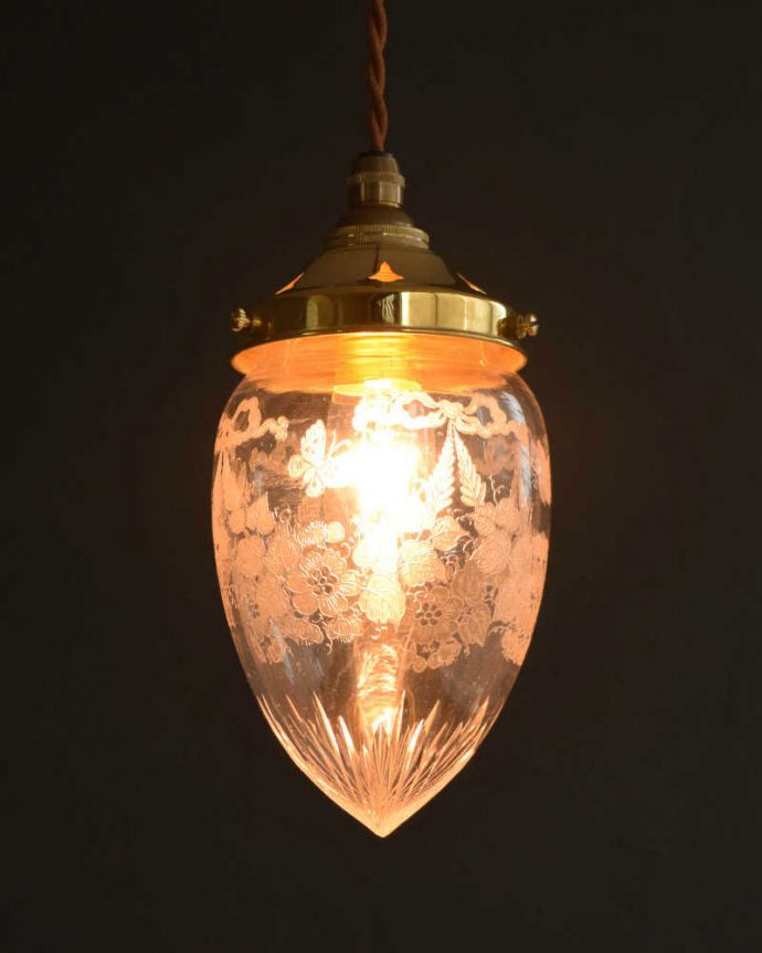 ペンダントライト　照明・ライティング　可愛いがいっぱいのアンティークガラスシェード（コード・シャンデリア電球・ギャラリーD付き）。。(m-2625-z)