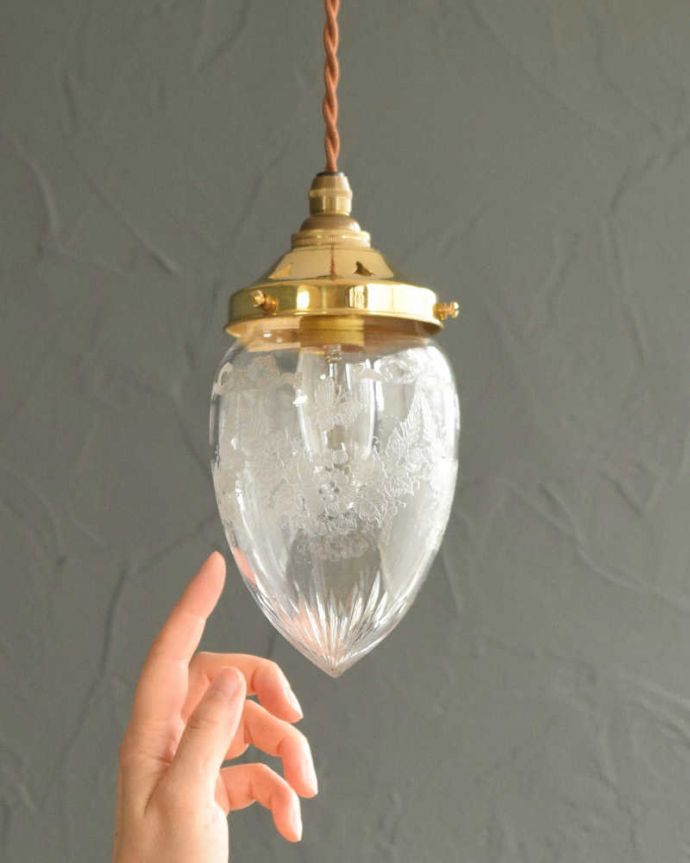 ペンダントライト　照明・ライティング　可愛いがいっぱいのアンティークガラスシェード（コード・シャンデリア電球・ギャラリーD付き）。。(m-2625-z)
