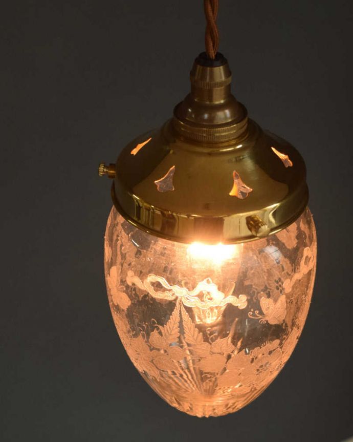 ペンダントライト　照明・ライティング　可愛いがいっぱいのアンティークガラスシェード（コード・シャンデリア電球・ギャラリーD付き）。。(m-2625-z)