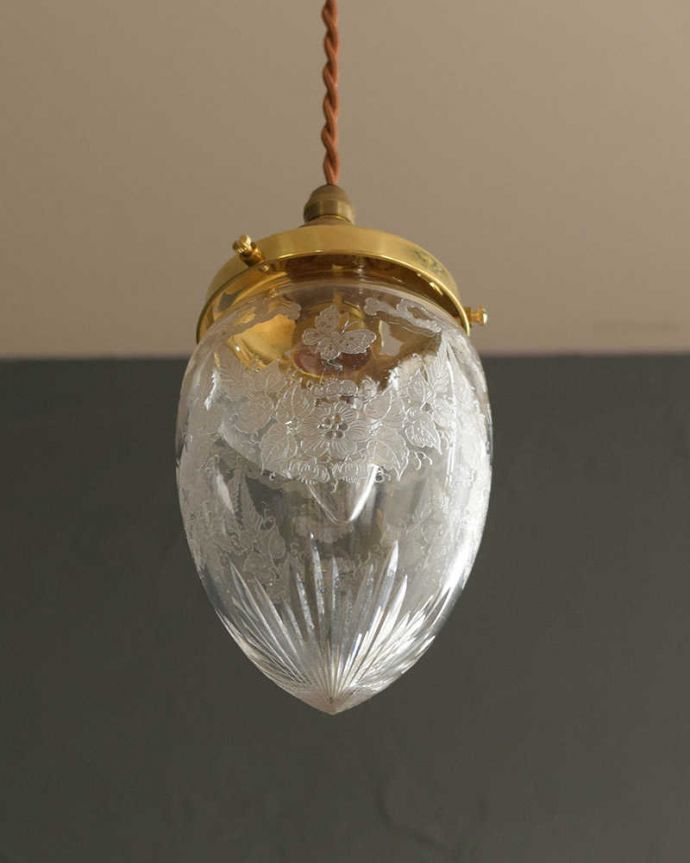 ペンダントライト　照明・ライティング　可愛いがいっぱいのアンティークガラスシェード（コード・シャンデリア電球・ギャラリーD付き）。。(m-2625-z)