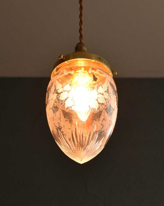 ペンダントライト　照明・ライティング　可愛いがいっぱいのアンティークガラスシェード（コード・シャンデリア電球・ギャラリーD付き）。。(m-2625-z)