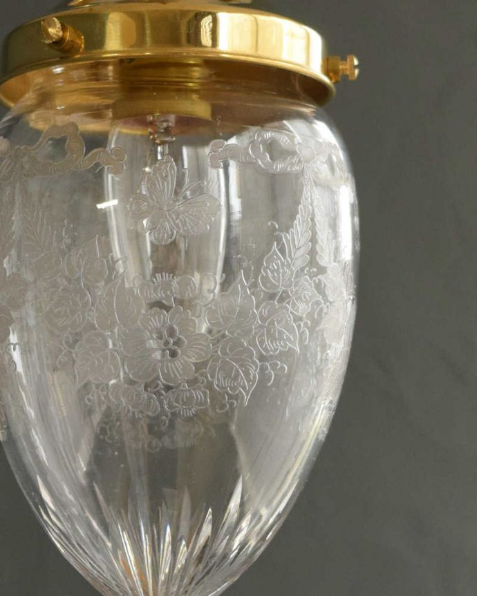 ペンダントライト　照明・ライティング　可愛いがいっぱいのアンティークガラスシェード（コード・シャンデリア電球・ギャラリーD付き）。。(m-2625-z)