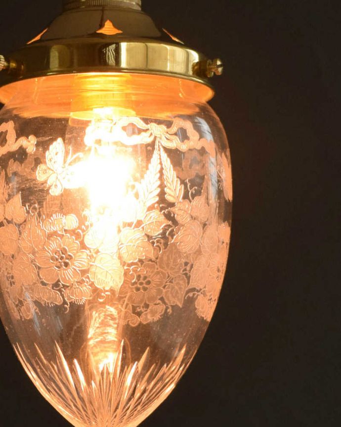 ペンダントライト　照明・ライティング　可愛いがいっぱいのアンティークガラスシェード（コード・シャンデリア電球・ギャラリーD付き）。。(m-2625-z)