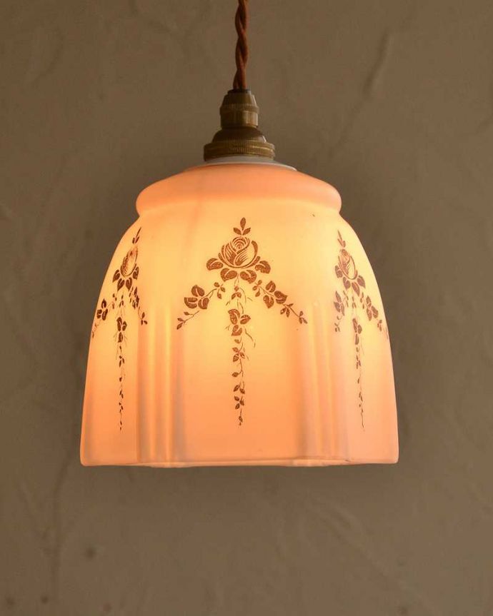 ペンダントライト　照明・ライティング　柔らかいピンクのシェードにバラのリースが浮かび上がるアンティークのペンダントライト。。(m-2626-z)