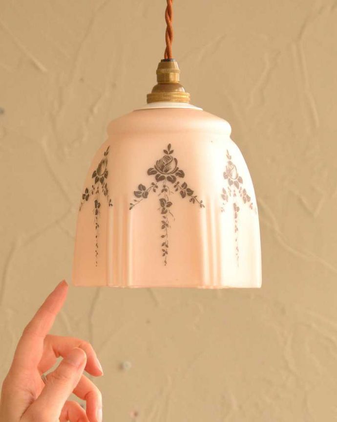 ペンダントライト　照明・ライティング　柔らかいピンクのシェードにバラのリースが浮かび上がるアンティークのペンダントライト。。(m-2626-z)