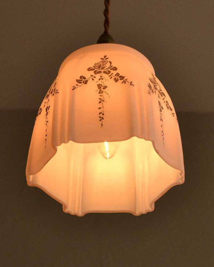ペンダントライト　照明・ライティング　柔らかいピンクのシェードにバラのリースが浮かび上がるアンティークのペンダントライト。。(m-2626-z)