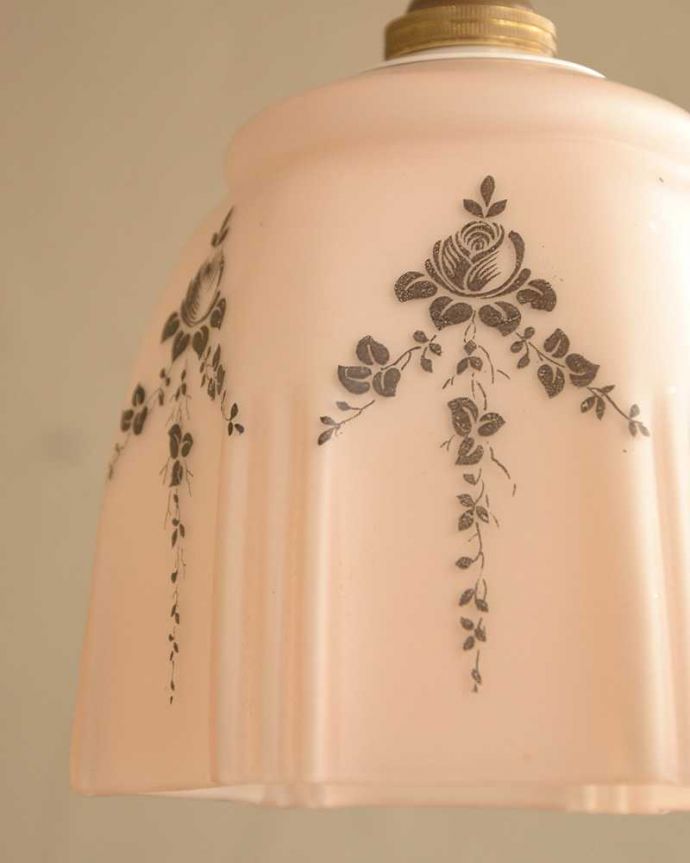 ペンダントライト　照明・ライティング　柔らかいピンクのシェードにバラのリースが浮かび上がるアンティークのペンダントライト。。(m-2626-z)