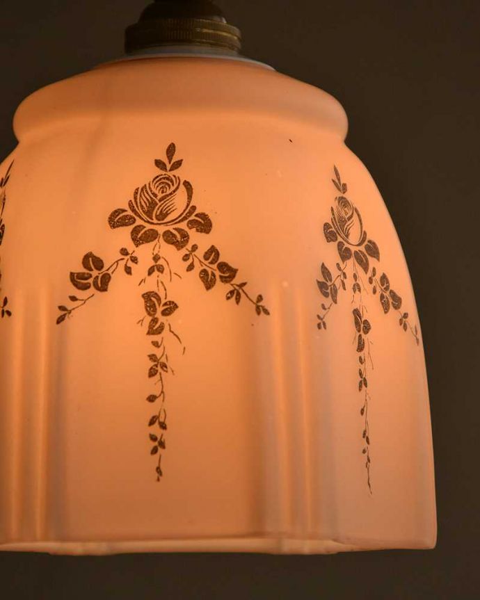 ペンダントライト　照明・ライティング　柔らかいピンクのシェードにバラのリースが浮かび上がるアンティークのペンダントライト。。(m-2626-z)