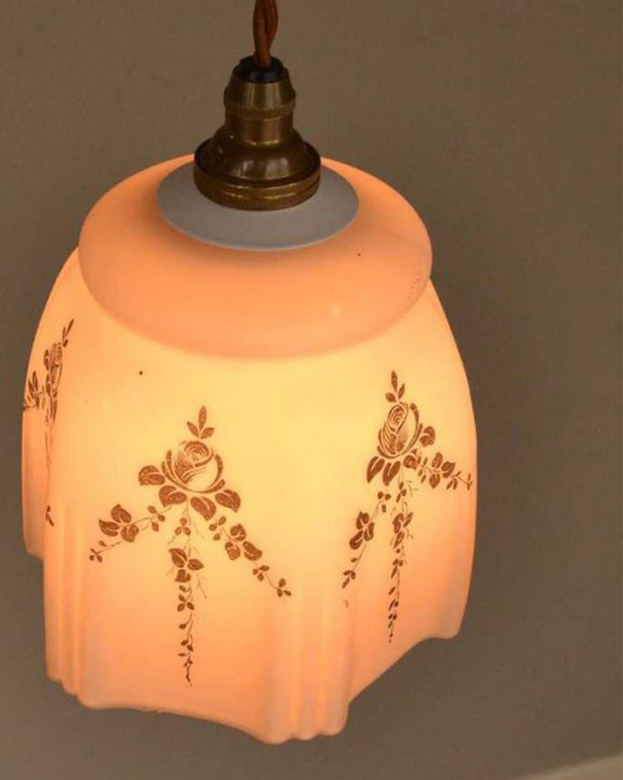 ペンダントライト　照明・ライティング　柔らかいピンクのシェードにバラのリースが浮かび上がるアンティークのペンダントライト。。(m-2626-z)