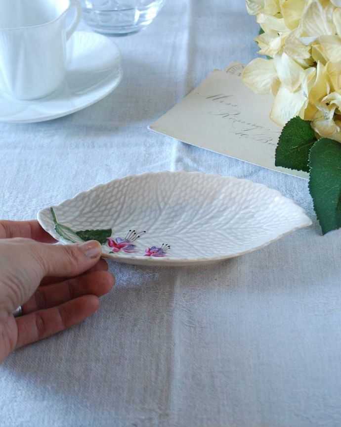アンティーク 陶磁器の雑貨　アンティーク雑貨　ぷっくりと膨らんだ鮮やかなピンクのお花がオシャレなアンティーククラウンデボンプレート。飾って使って楽しむアンティーク実用的に一番使いやすいサイズ。(m-2627-z)