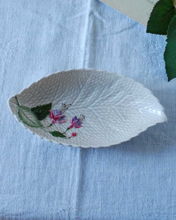アンティーク 陶磁器の雑貨　アンティーク雑貨　ぷっくりと膨らんだ鮮やかなピンクのお花がオシャレなアンティーククラウンデボンプレート。上から見るとこんな感じです状態のいいものだけを選んでいますが、アンティークなのでキズや欠けがある場合があります。(m-2627-z)