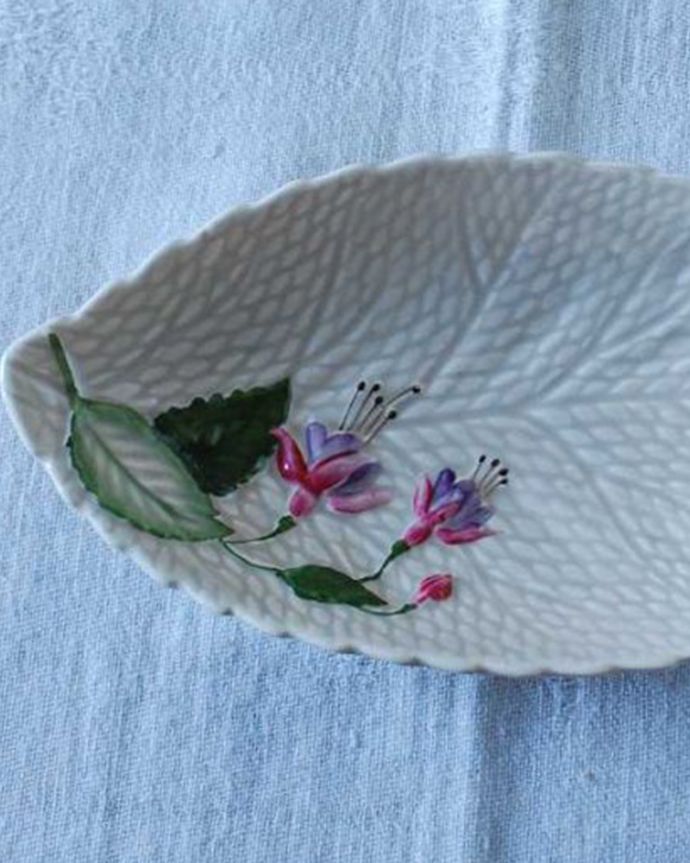 アンティーク 陶磁器の雑貨　アンティーク雑貨　ぷっくりと膨らんだ鮮やかなピンクのお花がオシャレなアンティーククラウンデボンプレート。実用的にも飾っても使える華やなアンティークのプレートお料理を盛り付けるためだけのものではなく、お客様をもてなすために観賞用の目的もあったので、アンティークのプレートは、まるで絵画のように美しい模様なんです。(m-2627-z)