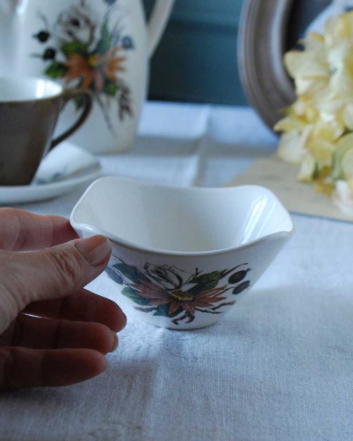 アンティーク 陶磁器の雑貨　アンティーク雑貨　シックなお花のデザインが素敵なミッドウィンター社のアンティークシュガーボール。自分流の使い方で楽しんでくださいアンティークなのでキズや汚れはありますが、使えるものだけを選んできました。(m-2633-z)