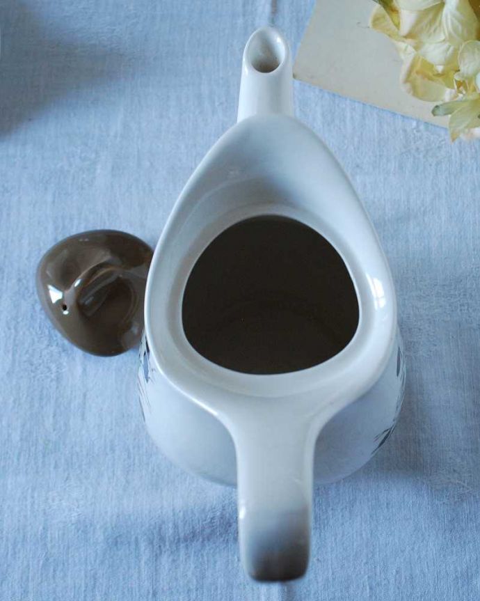 アンティーク 陶磁器の雑貨　アンティーク雑貨　シックなお花のデザインが素敵なミッドウィンター社のアンティークティーポット。上から見るとこんな感じです状態のいいものだけを選んでいますが、アンティークなのでキズや欠けがある場合があります。(m-2634-z)