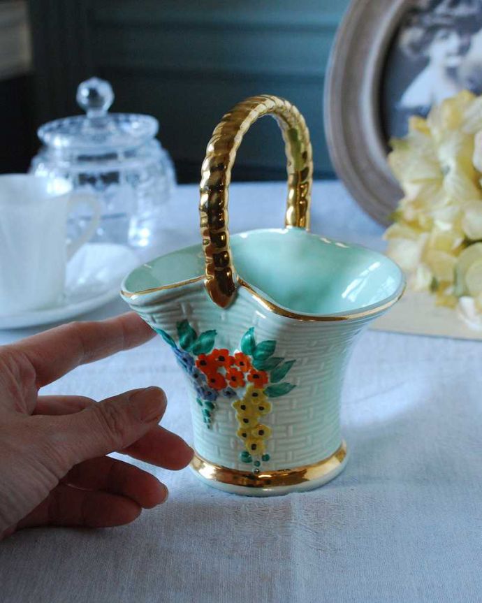 アンティーク 陶磁器の雑貨　アンティーク雑貨　ゴールドカラーの持ち手が華やかなお花模様の陶器バスケット、イギリスアンティーク。自分だけの使い方で使ってみましょう持ち手が付いているのでフォルムも可愛いんです。(m-2635-z)