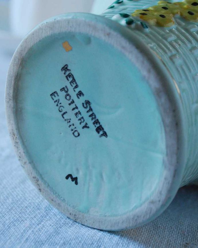 アンティーク 陶磁器の雑貨　アンティーク雑貨　ゴールドカラーの持ち手が華やかなお花模様の陶器バスケット、イギリスアンティーク。裏側にポーセリンマーク製造メーカー保証の意味がこもった窯印、こんなポーセリンマークがあります。(m-2635-z)