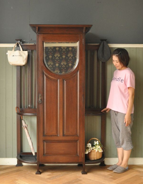 アンティークの玄関収納 アンティーク家具 英国デザインのアンティーク家具、鏡付きが嬉しいホールスタンド(洋服掛け)。英国紳士の身だしなみのための家具もともと英国紳士の正装に必須だったステッキを収納するための家具。(m-264-f-1)