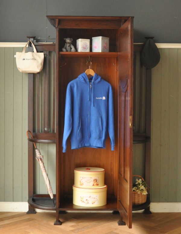 アンティークの玄関収納 アンティーク家具 英国デザインのアンティーク家具、鏡付きが嬉しいホールスタンド(洋服掛け)。今日は何を着ようかな?お出かけ前のひとときも、このワードローブがあれば、さらに楽しい時間になります。(m-264-f-1)