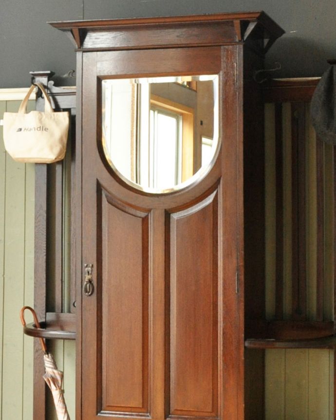 アンティークの玄関収納 アンティーク家具 英国デザインのアンティーク家具、鏡付きが嬉しいホールスタンド(洋服掛け)。玄関を華やかにしてくれる英国らしい家具お家に来た方が必ず訪れる場所が玄関。(m-264-f-1)