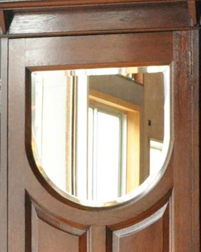 アンティークの玄関収納 アンティーク家具 英国デザインのアンティーク家具、鏡付きが嬉しいホールスタンド(洋服掛け)。お出かけ前にミラーでチェックやっぱり玄関にはミラーが必要!出かける前にサッと身だしなみチェックできるから便利です。(m-264-f-1)