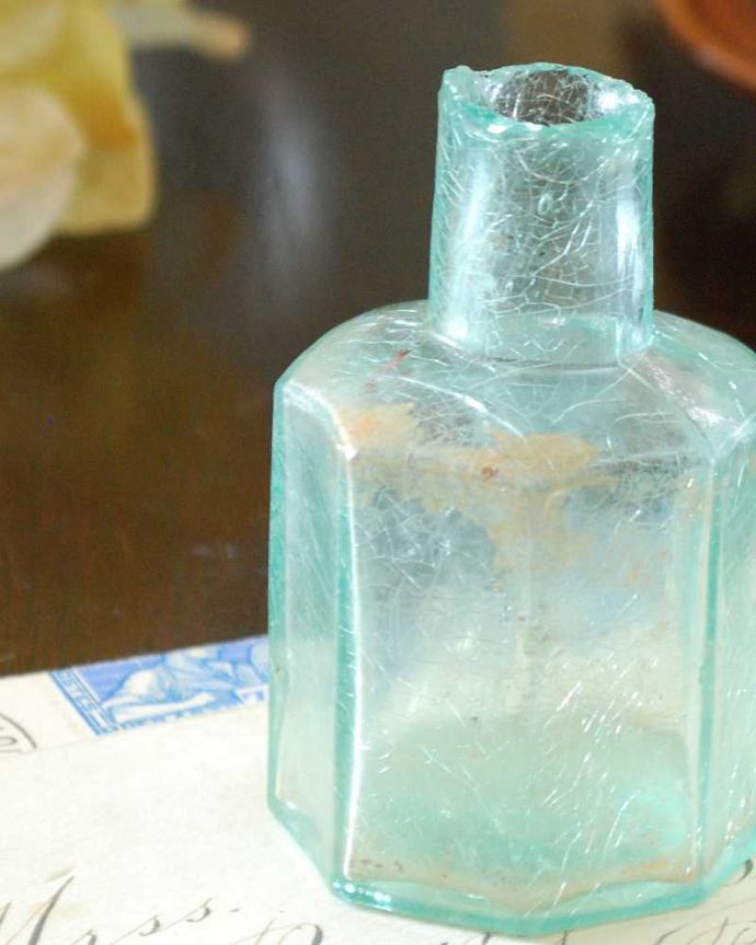 アンティーク ガラスボトル アンティーク雑貨 イギリスで見つけたアンティーク、八角形のシルエットのインクボトル。昔の文具用品の必須アイテム今のようにボールペンがない時代、ここに入ったインクをペン先に付けながら書いていたんだな・・・と思うだけで、なんだかワクワクする小さなアンティークです。(m-2642-z)